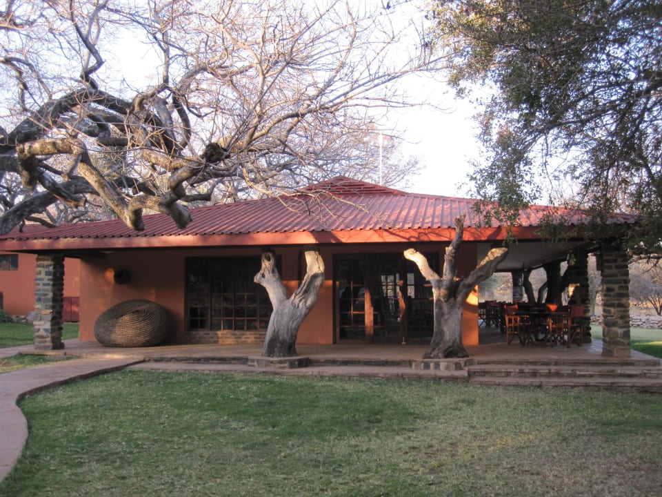 Das hübsche Haupthaus Ohange Lodge