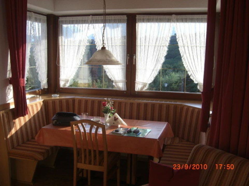 Erkerbereich mit Eßtisch Appartement Neuhof
