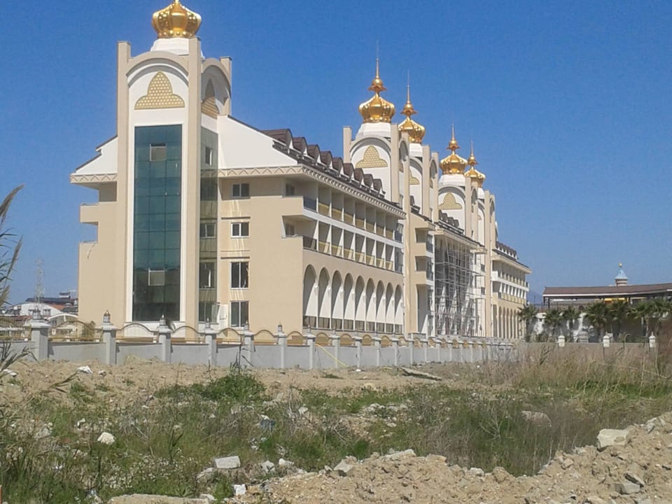 Mal sehen wie lange dieses Gebäude alleine steht Well Palace Side