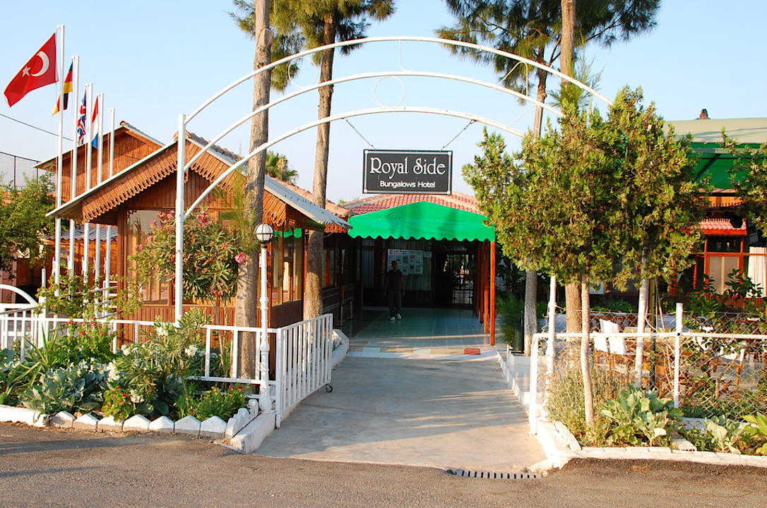 Eingang, Tag und Nacht offen Dream Park Bungalow Hotel