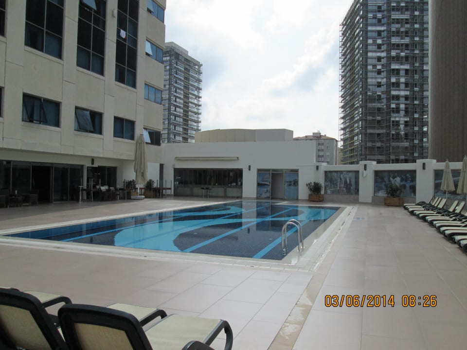 Blick auf den schönen sauberen Poolbereich Titanic Business Kartal