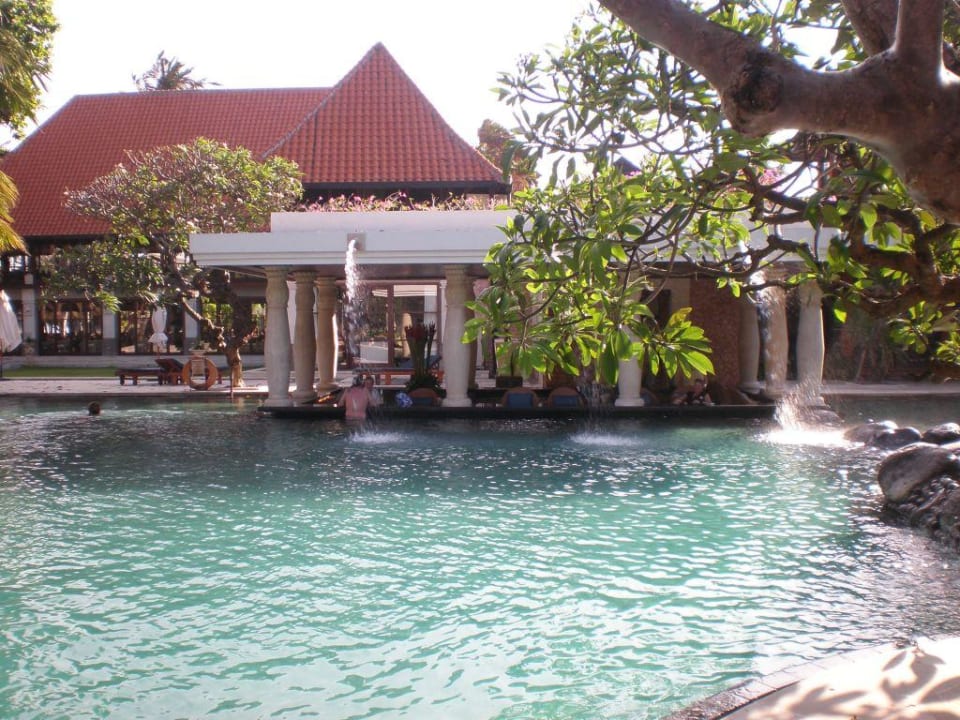 Einer der drei Pools Puri Santrian
