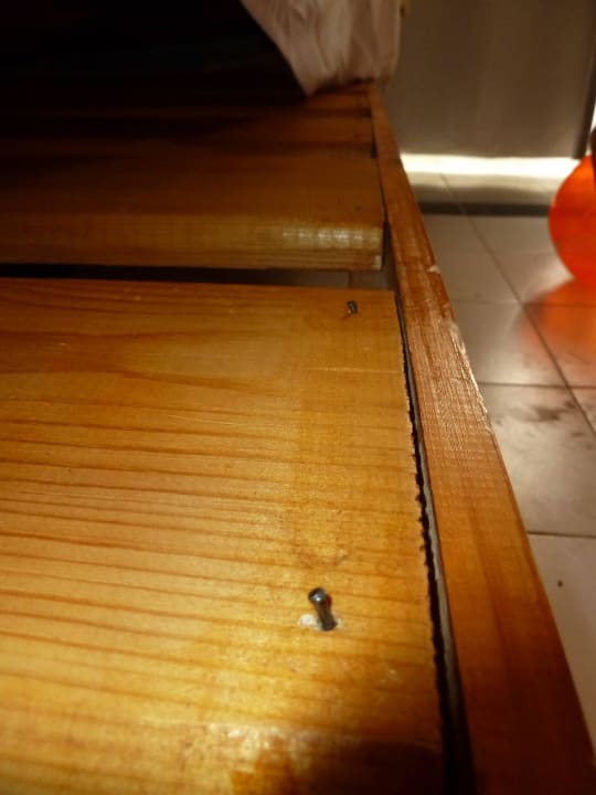 Bettgestell mit Nägeln Desert Rose