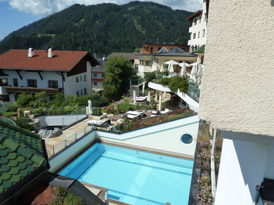Blick auf einen Außenpool Wellnessresidenz Schalber