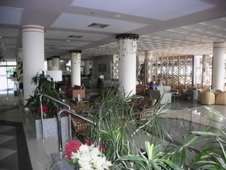 Lobby mit Blick auf die Bar Constantinou Bros Athena Royal Beach Hotel