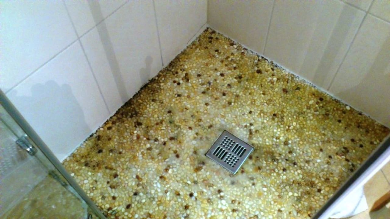 Dusche mit Schimmelpilzen am Boden Landgasthof Karner