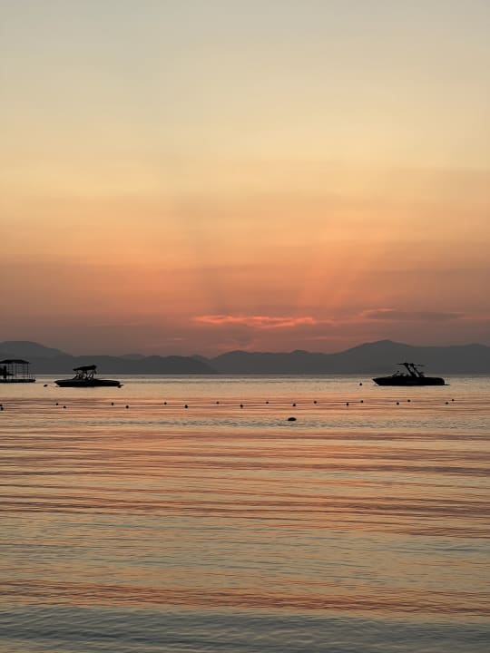 Strand Hillside Beach Club