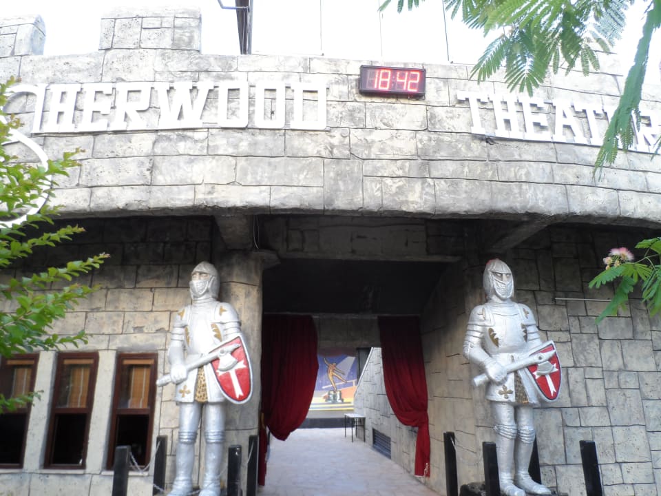 Eingang zum Theater Sherwood Exclusive Lara