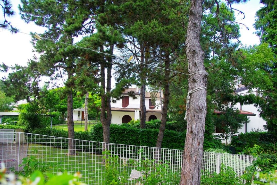 Zu den Nachbargrundstücke Villa Erica