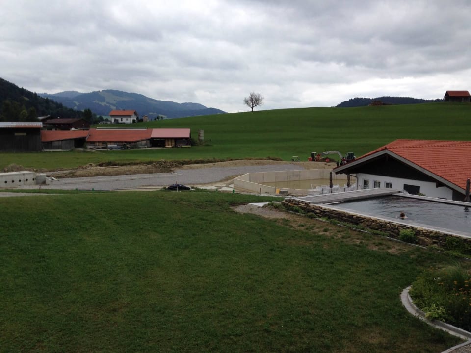Blick vom Themenzimmer auf den Natursee Haubers Naturresort