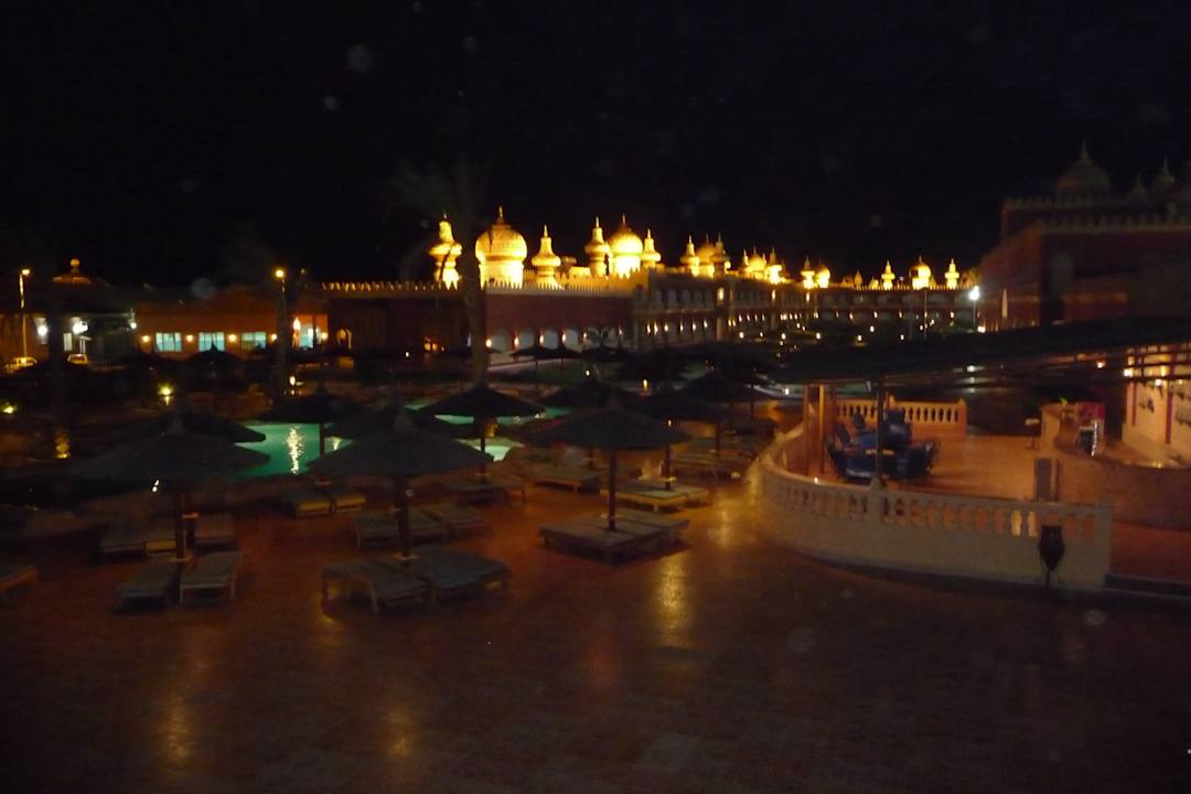 Poolanlage bei Nacht  Pickalbatros Alf Leila Wa Leila Resort - Neverland Hurghada