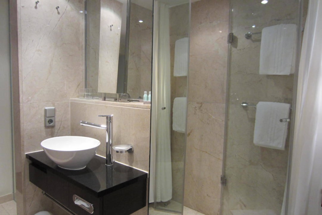 Dusche und Waschbecken im Zimmer Park Inn by Radisson Berlin Alexanderplatz