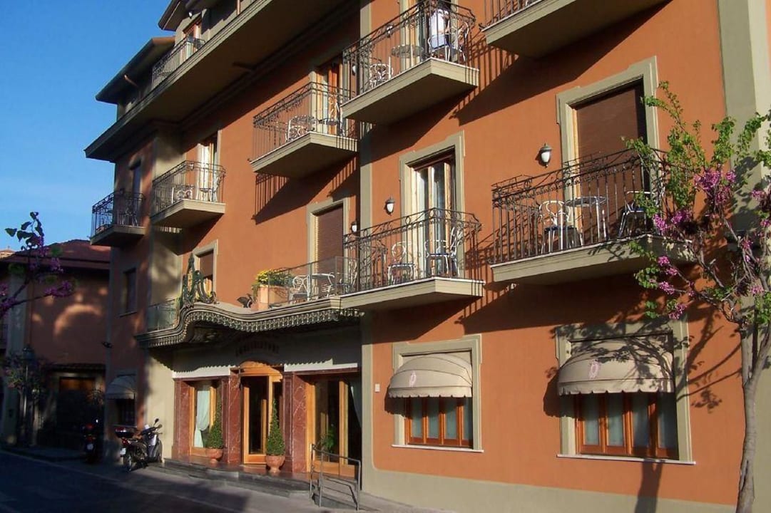 Wejscie do hotelu Grand Hotel Ambasciatori