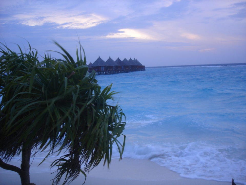 Blick zu den Wasserbungis Angaga Island Resort