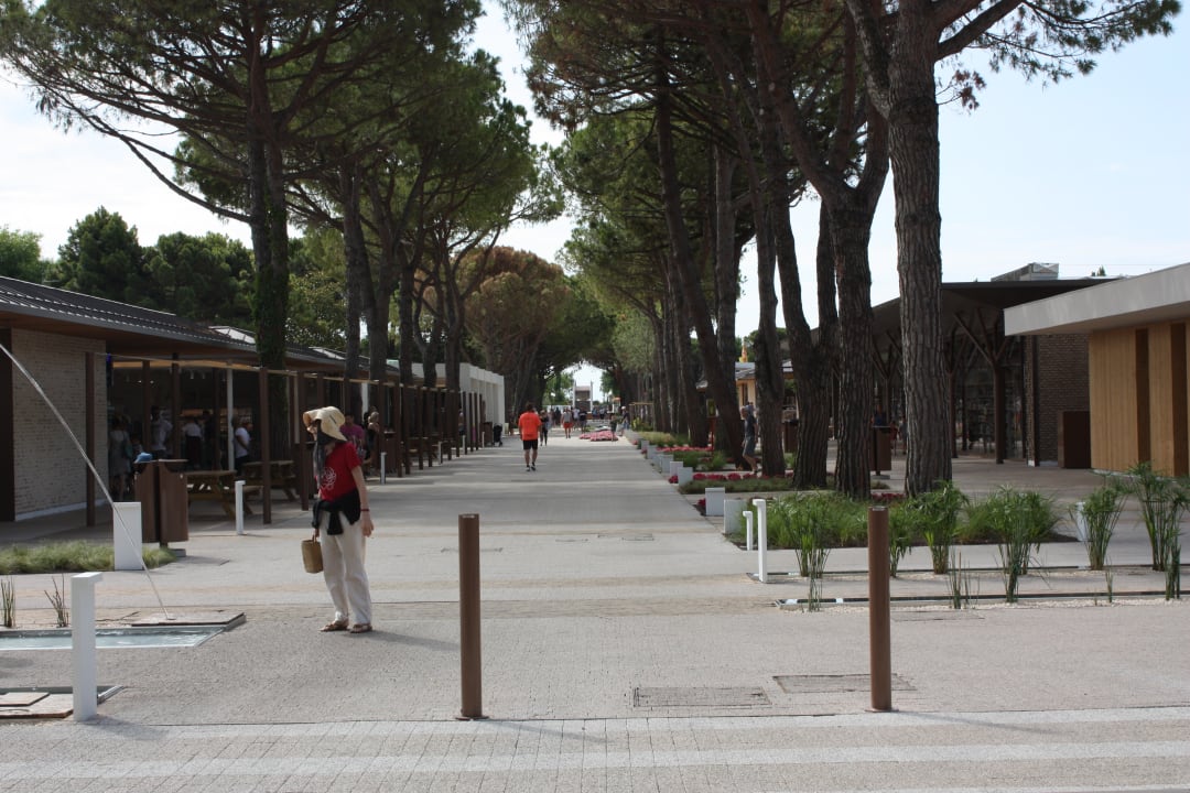 Das Zentrum - Fußgängerzone mit Restaurants & Bars, Supermar Camping Village Marina di Venezia
