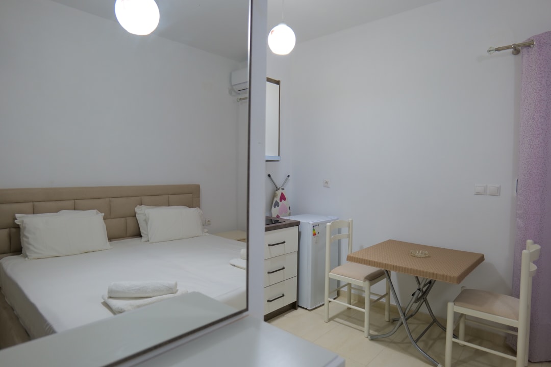 Zimmer Pink Holiday Sarande