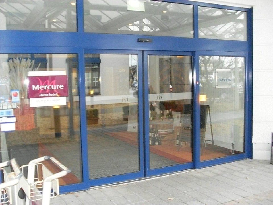 Hoteleingang Mercure Hotel Stuttgart Airport Messe