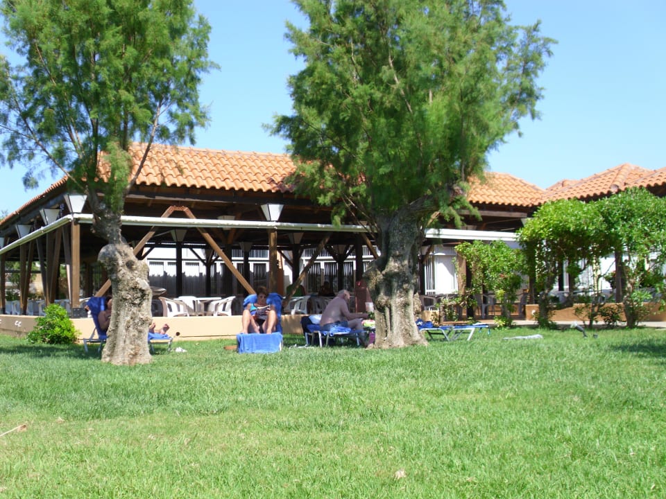 Garten mit Liegewiese Anissa Beach & Village