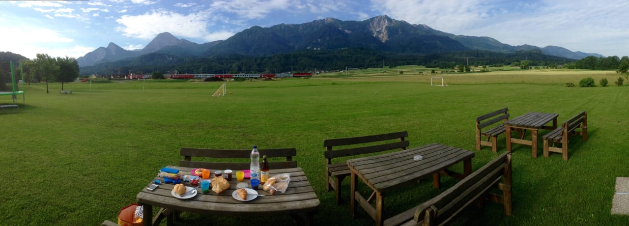 Frühstück im Garten Karglhof Stammhaus