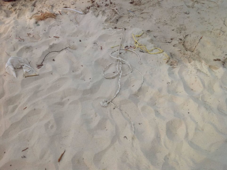 Strand voller Plastikmüll Crystal Bay Yacht Club Beach Resort