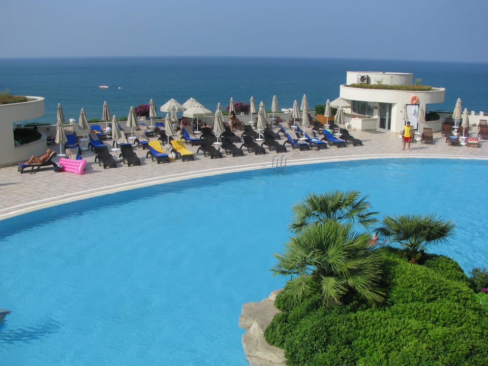 Pool auf der 4. Etage mit Meerblick.  Melas Resort Hotel