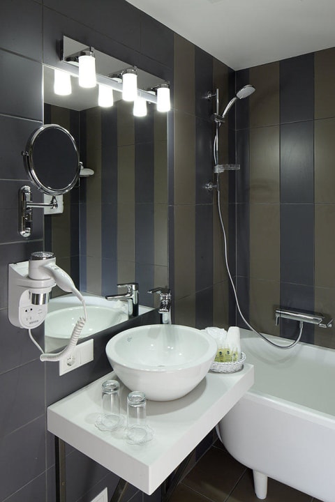 Bathroom with bath Wellton Centrum Hotel & SPA