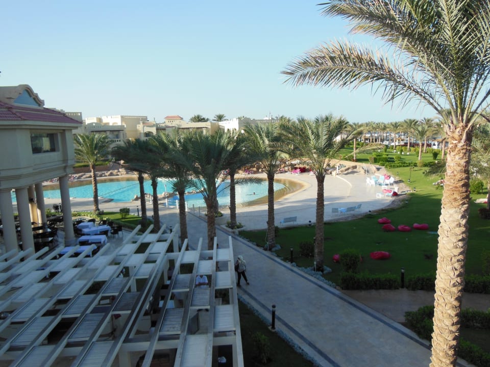 Zodiac-Restaraunt mit Strandpool im Hintergrund Rixos Sharm El Sheikh Adults Only 18 +