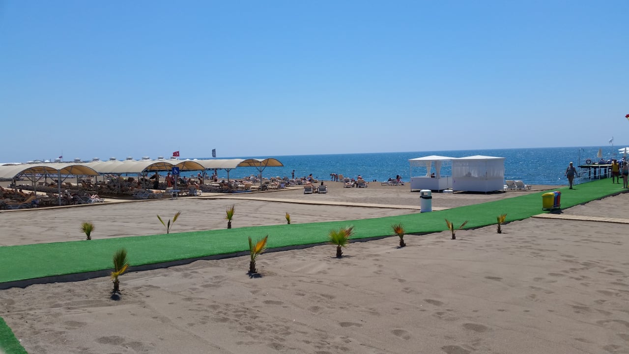 Strand Hotel Miracle Resort