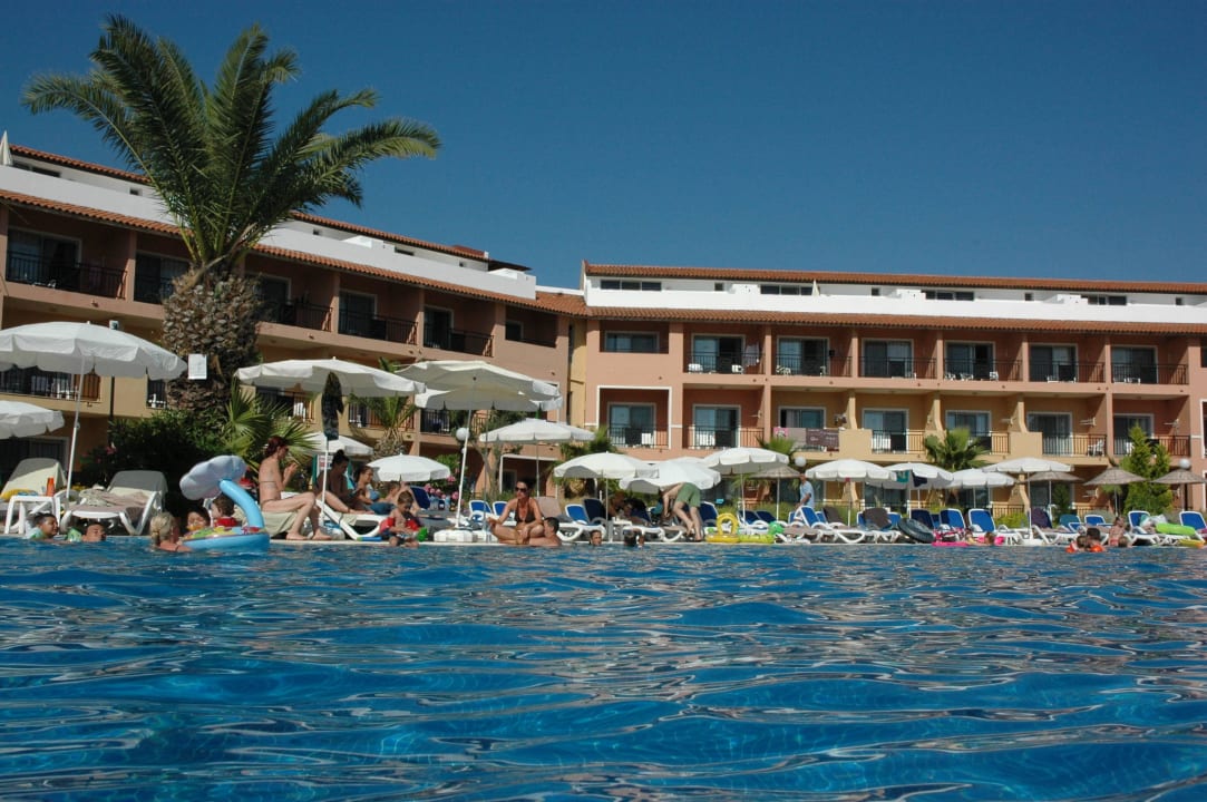 Basen przy pokojach rodzinnych Ephesia Holiday Beach Club