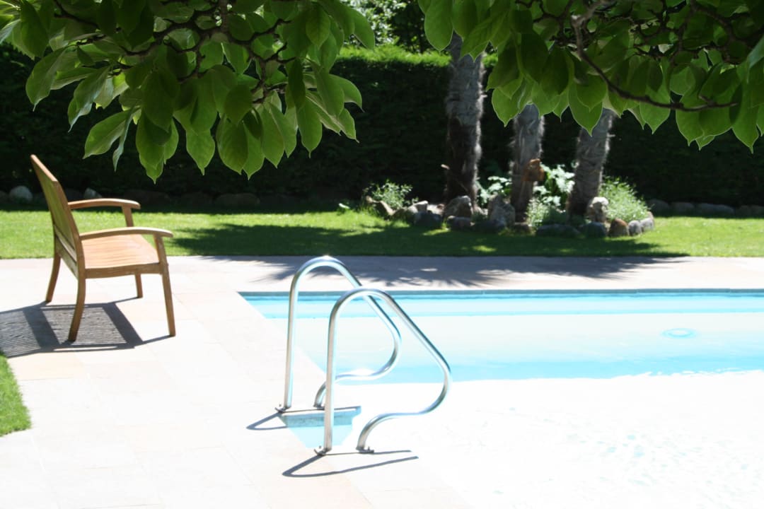 Am Pool mit Liegewiese Parkhotel Tirolerhof