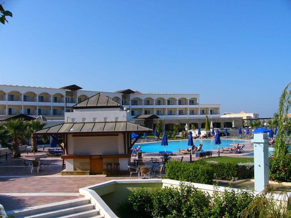 Hauptgebäude mit Pool... Neptune Luxury Resort