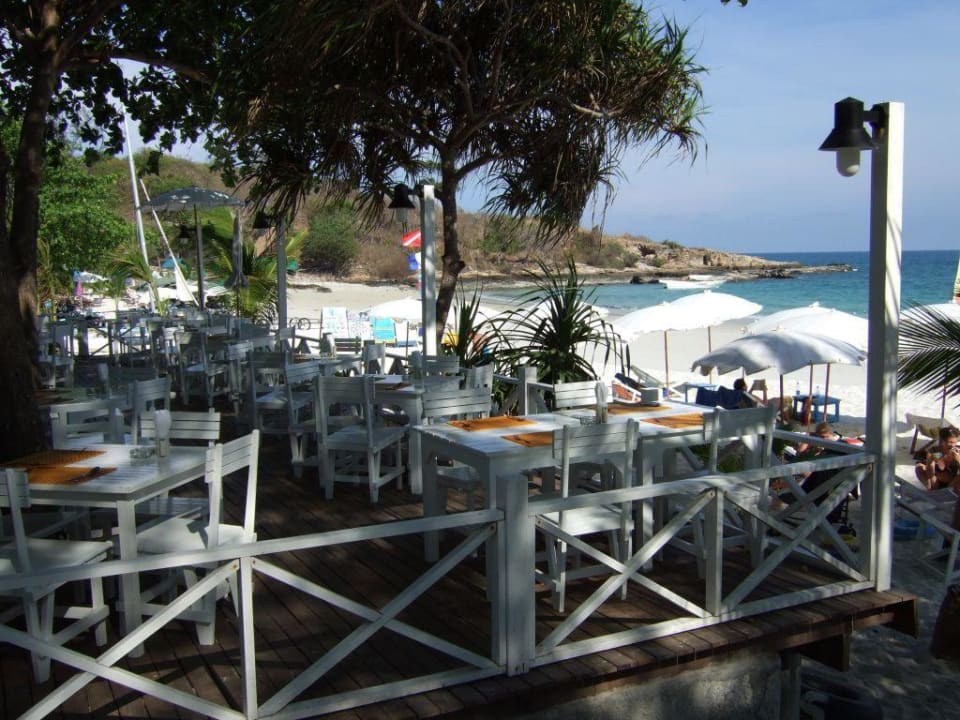 Sitzplätze am Stranrestaurant Sai Kaew Beach Resort