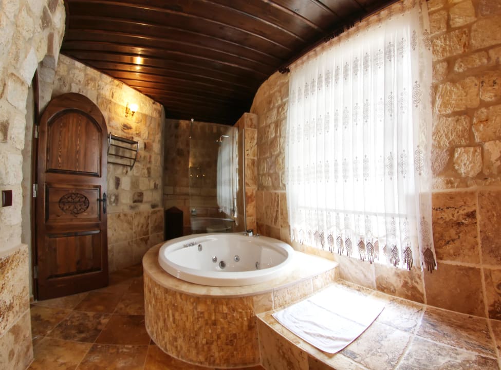 Zimmer 8 Pasahan Suite Bad mit Jakuzzi Kemerhan Hotel Cave Suites