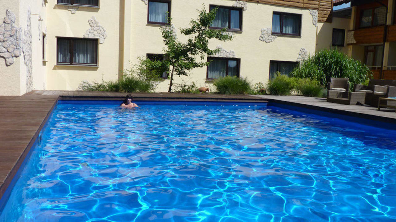 Pool im Innenhof des Hotels Hotel Sonnenhof