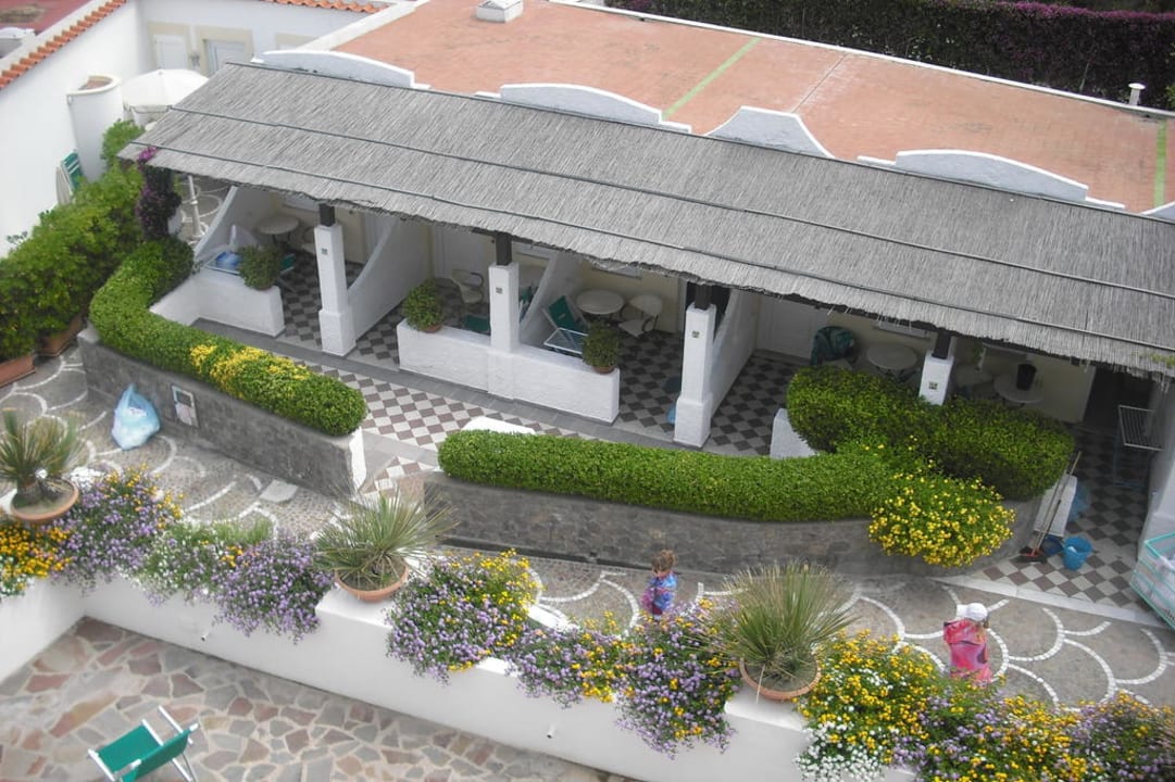 Nebengebäude mit Standardzimmern, alle mit Terrasse Hotel Tritone Terme & Spa