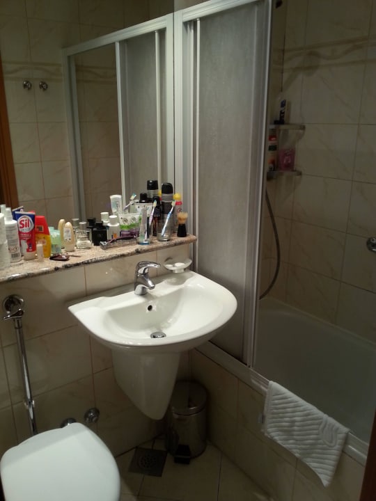 Sehr winziges Bad. Für 2 Pers. gerade noch ok. Villa Galijot Plava Laguna