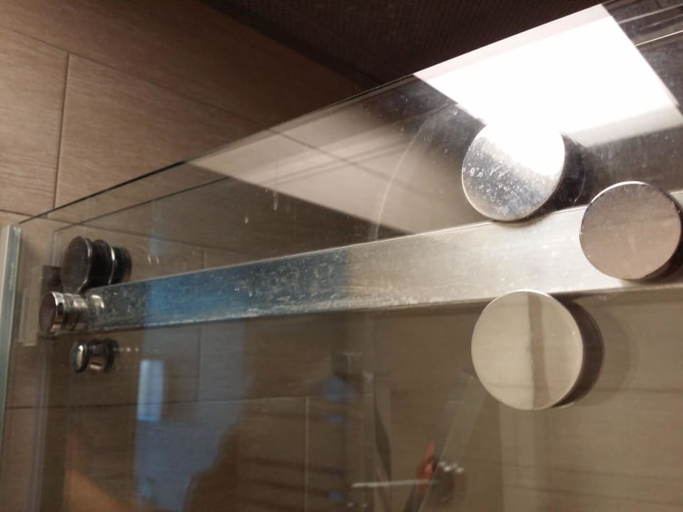 Bad nach dem Putzfraubesuch BG Tonga Tower Design Hotel & Suites