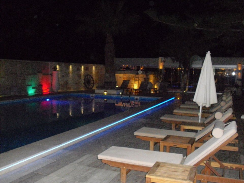 Poolbereich abends Glaros Beach Hotel