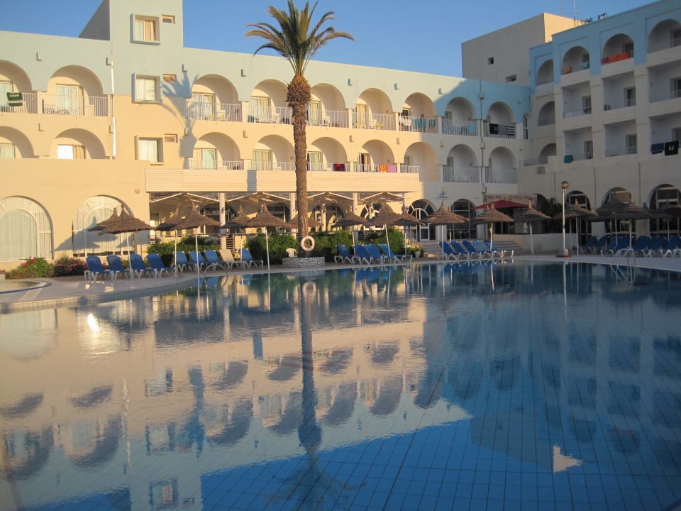 Jeden z hotelových bazénů El Mehdi Beach Resort