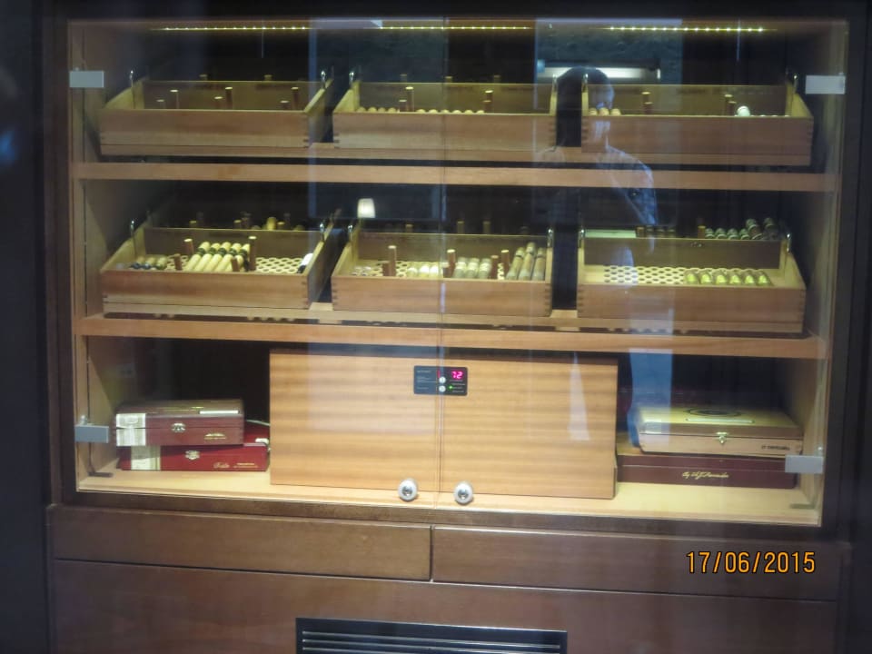 Welches 'Zigarrl' hätt'n S denn gern? Hotel Mondial am Dom Cologne- MGallery