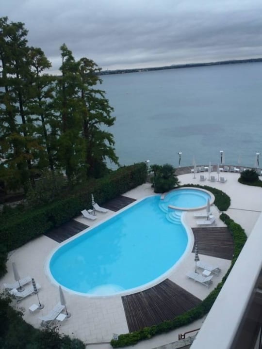 Seitliche Aussicht ab Balkon auf See  Hotel Continental Sirmione