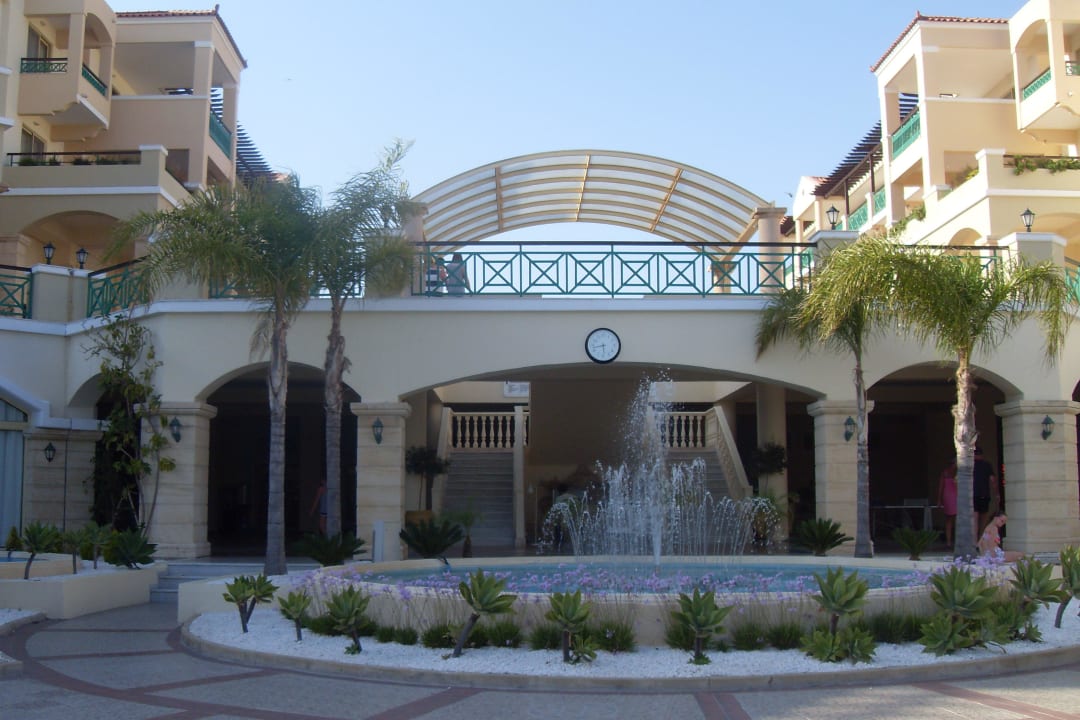 Hauptgebäude von der Innenseite                    Lindos Princess Beach Resort & Spa