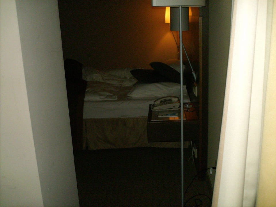Bett aus dem gläsernen Vorsprung fotografiert NH Collection Berlin Mitte Friedrichstrasse
