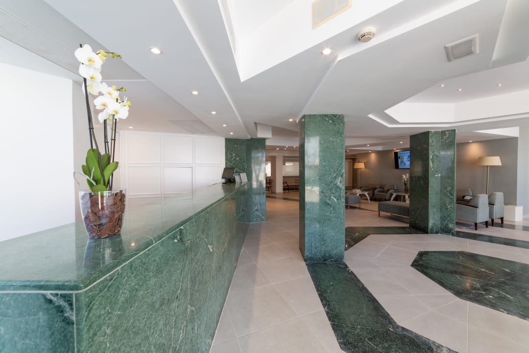 Lobby Reverence Life  - Adults only