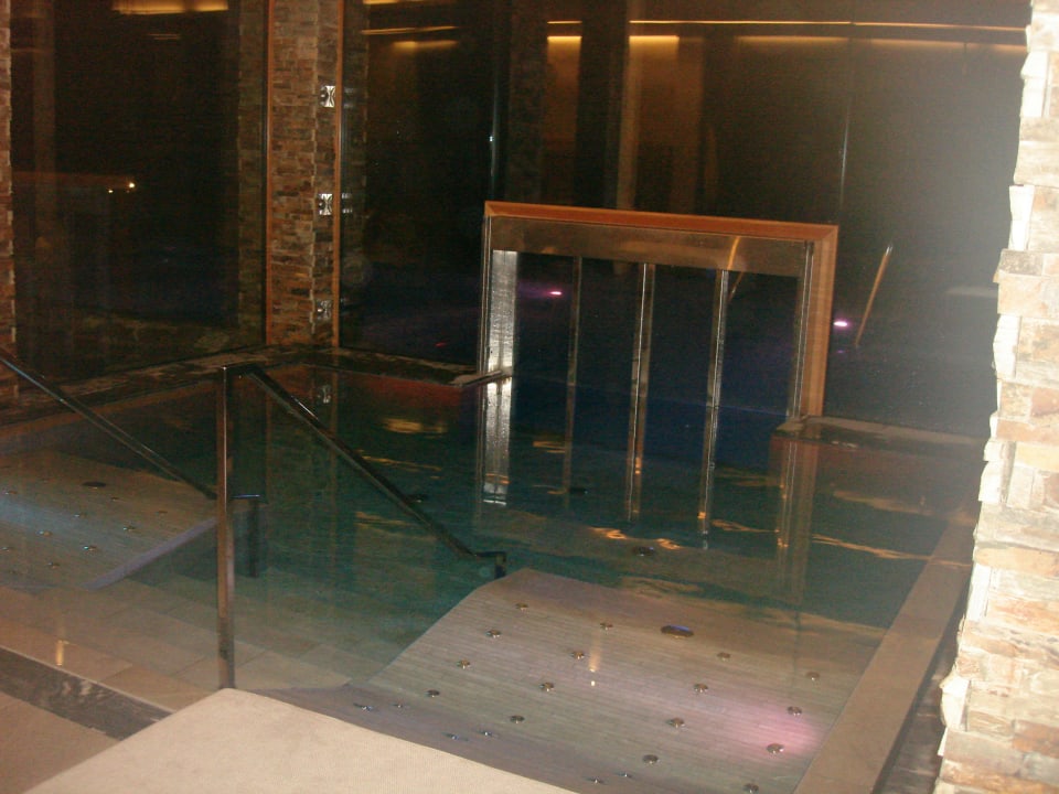 Whirlpool mit 4 Whirl-Liegen und Schiebetür Valentinerhof vita vital hotel