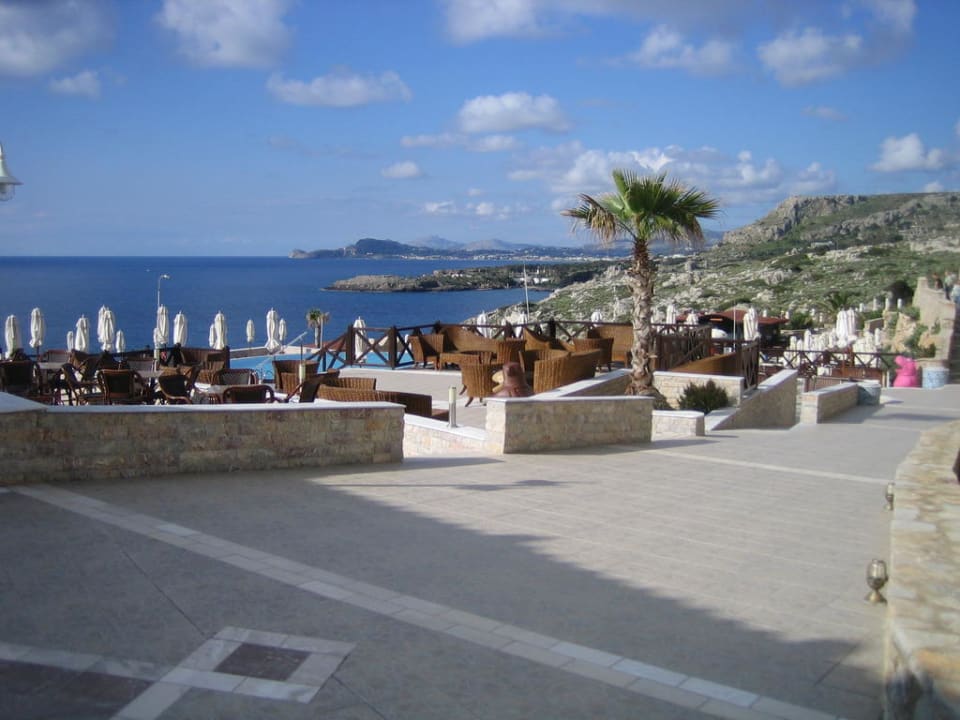 Blick auf die Außenbar Hotel Kalithea Horizon Royal
