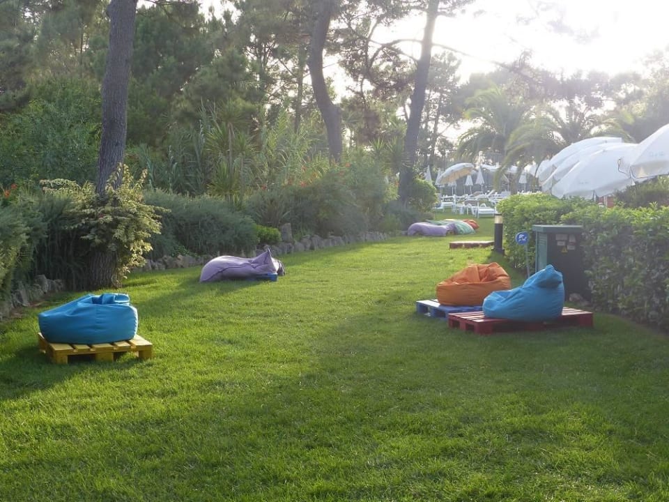 Gartenbereich mit Sitz-/Liegesäcken PortoBay Falésia