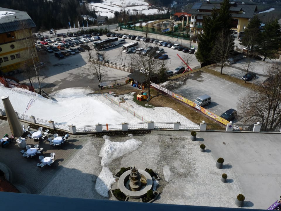 Springbrunnen und Terrasse Alpina Alpendorf