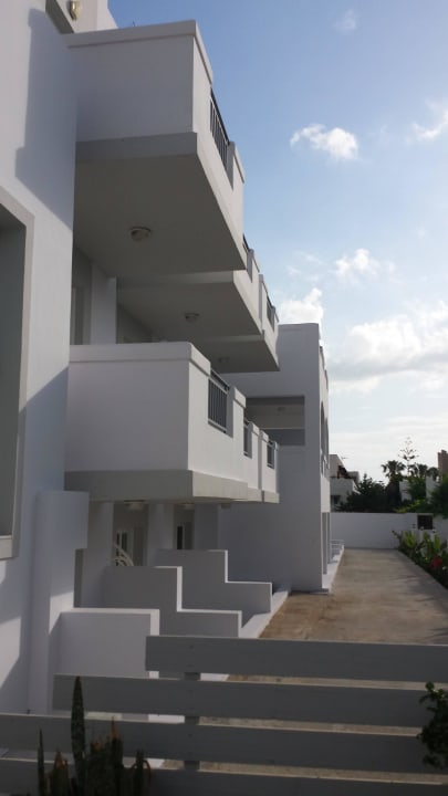 Blick auf die Balkone Sentido More Meni Residence & Suites