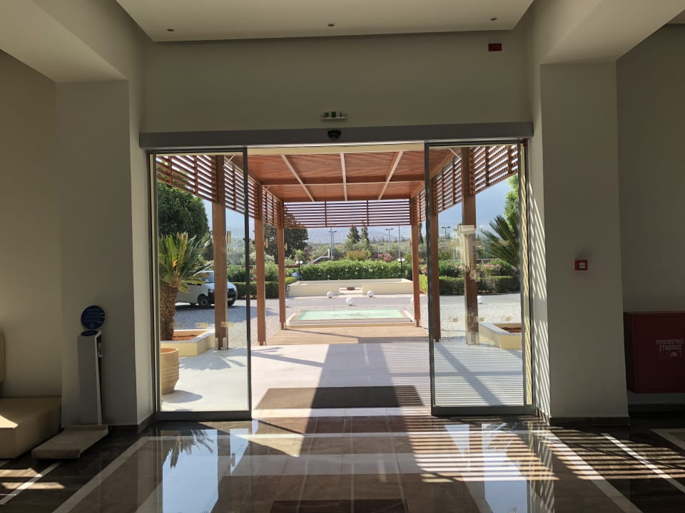 Aussicht aus der Lobby zum Eingangsbereich Grecotel Meli Palace